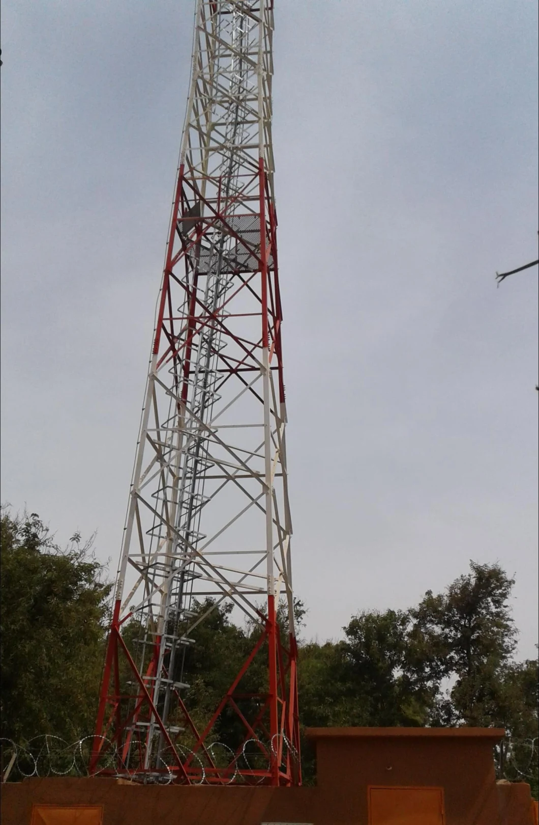 4-Leg Angular Telecom Tower GSM Steel Tower with Antenna Brackets